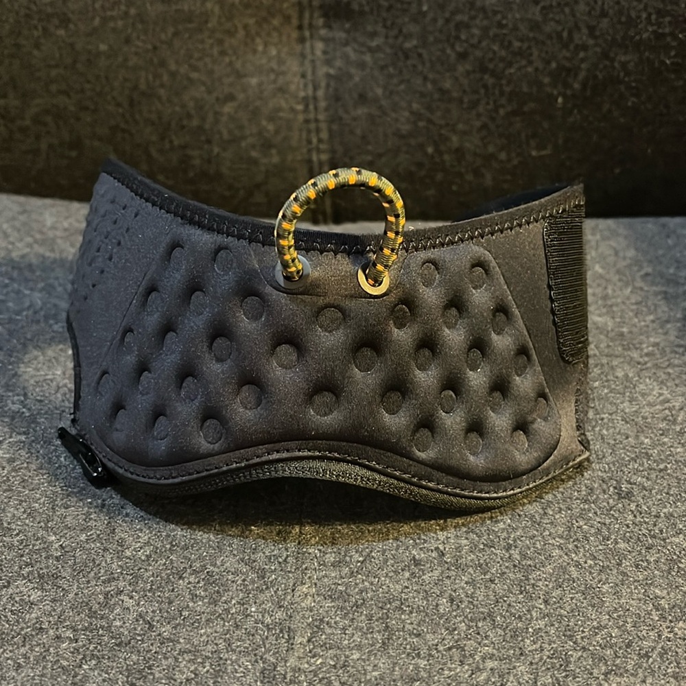 1 Under Armour shoe cuff